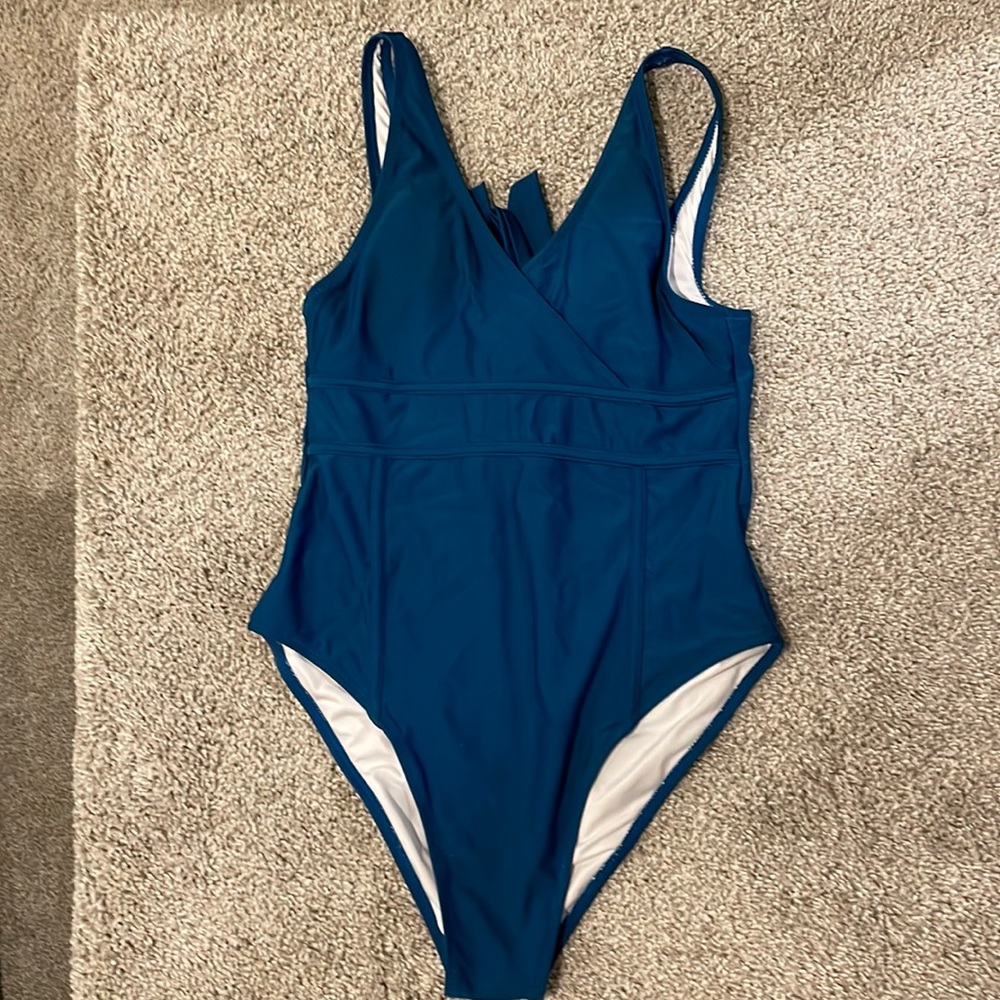 Medium Cupshe one piece bathing suit. Only worn one time and in great condition
